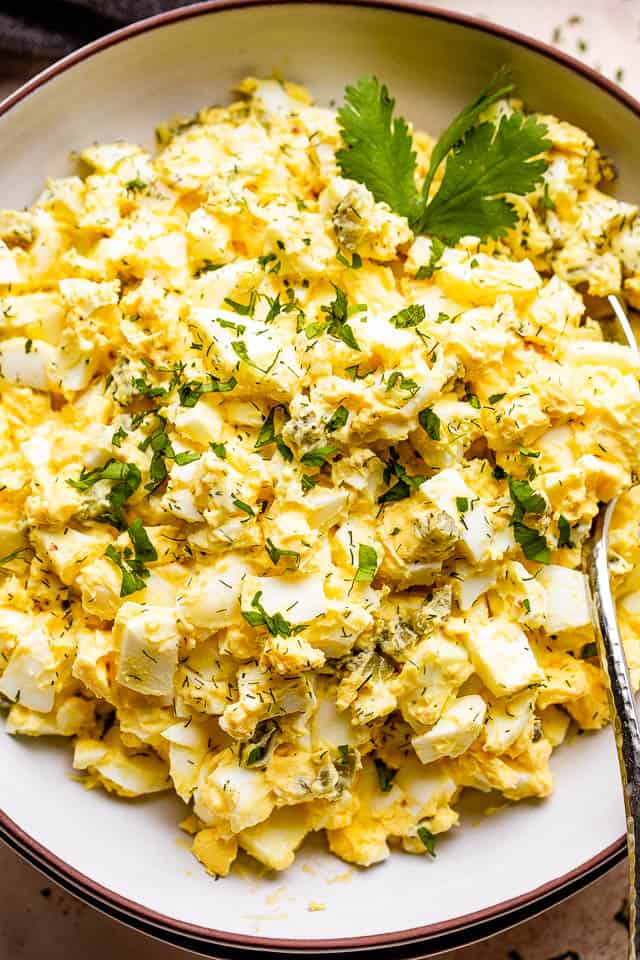 https://easyweeknightrecipes.com/wp-content/uploads/2020/05/Egg-Salad-and-Pickles-3.jpg