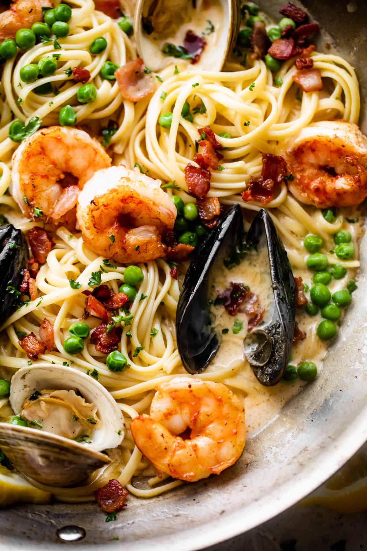 linguine, shrimp, mussels, bacon bits, and green peas tossed in a rich and creamy sauce.