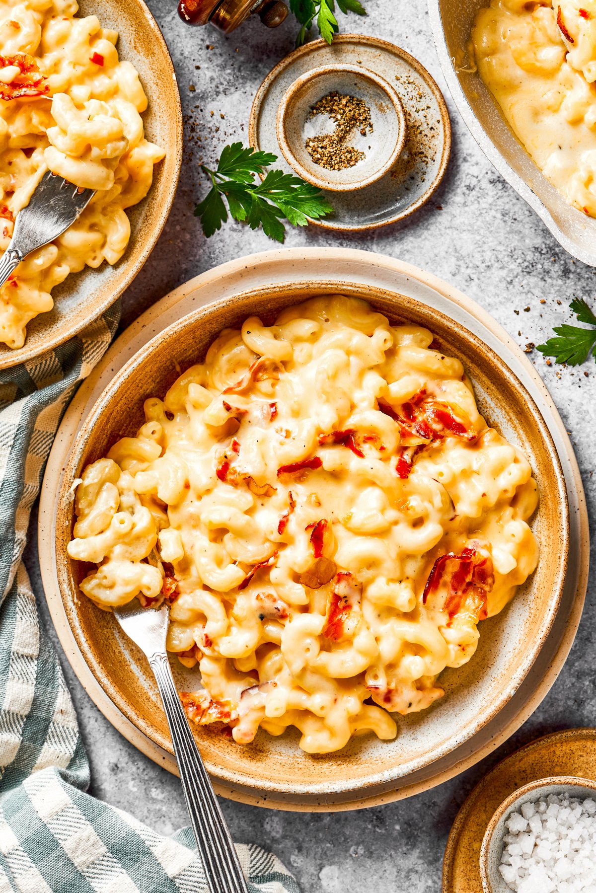 Bacon macaroni and cheese served in bowls.