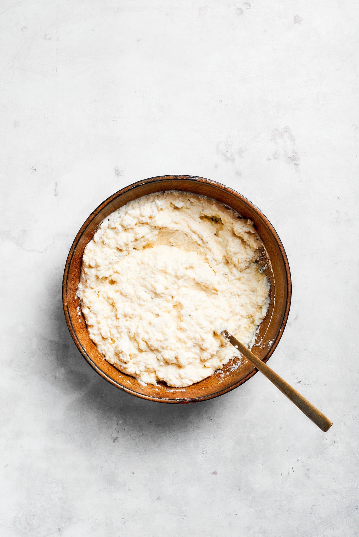 Ricotta cheese mix for lasagna in a bowl.