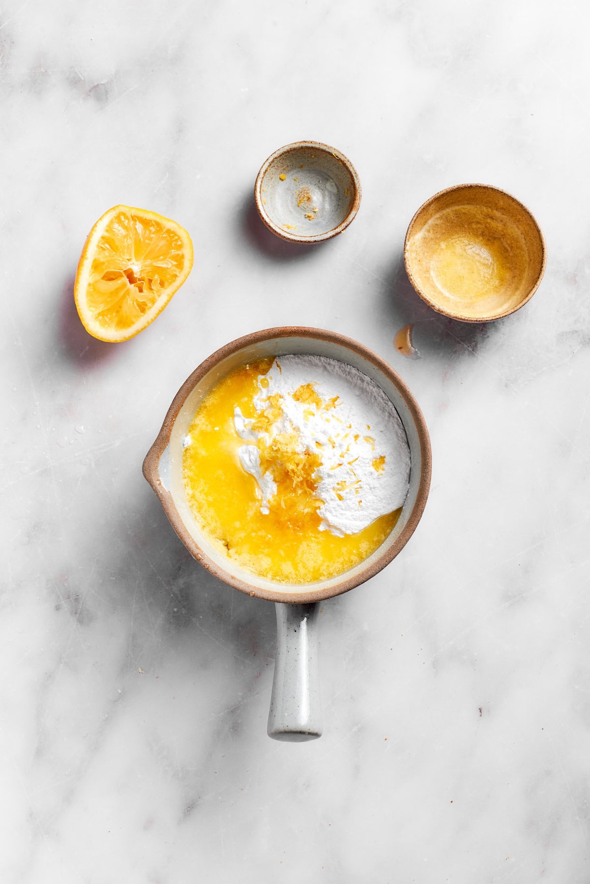 Mixing the filling for lemon slices in a pot.